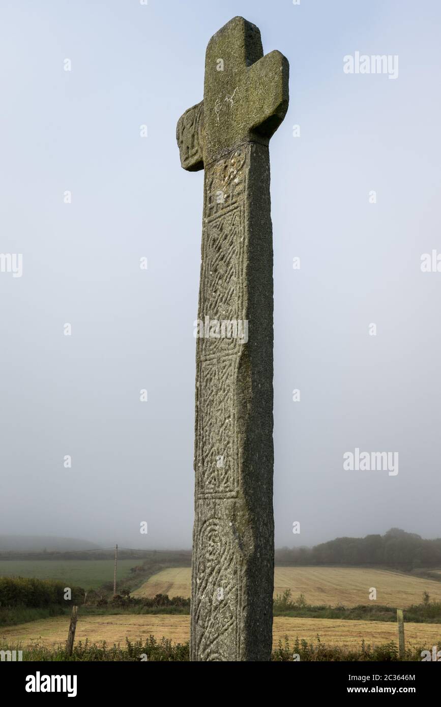 Cloncha High Cross in County Donegal Irland. Dieses Bild wurde an einem nebligen Morgen aufgenommen Stockfoto