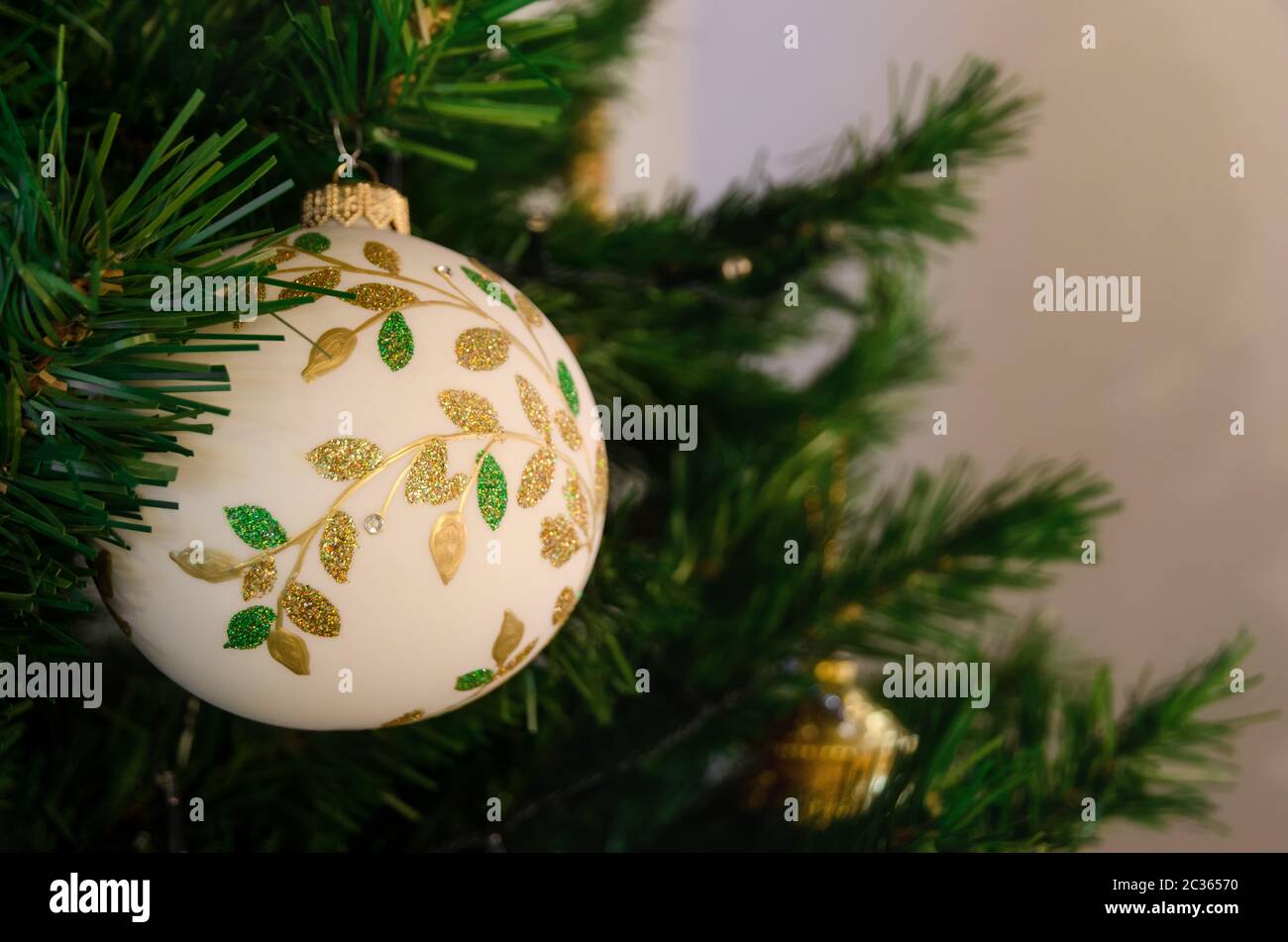weihnachtsbaum Kugel Dekoration mit grauem Hintergrund Stockfoto