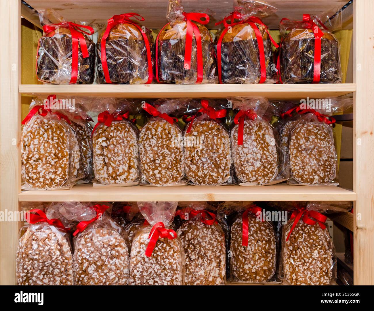 Regal voll von italienischen traditionellen Panettone Stockfoto