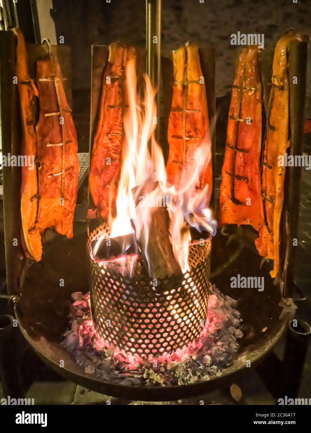 Stockfisch wird am Kamin zubereitet Stockfoto