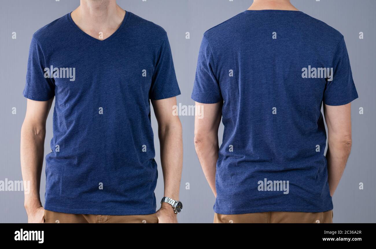 Mann im blauen T-Shirt stand auf grauem Hintergrund Stockfoto