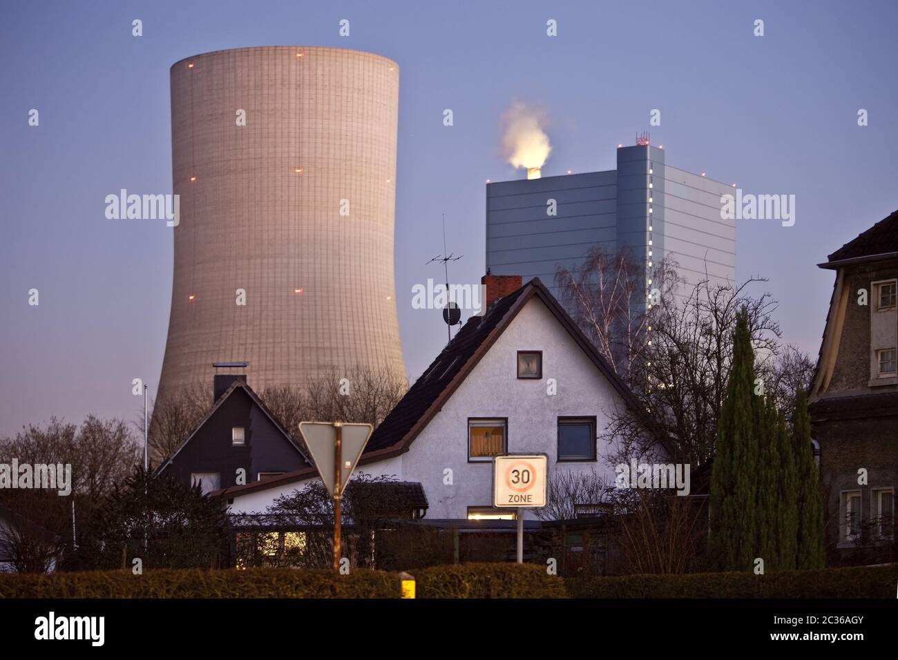 Kohlekraftwerk Datteln 4 vor Wohnhäusern, Kohleausstieg, Datteln, Deutschland, Europa ...