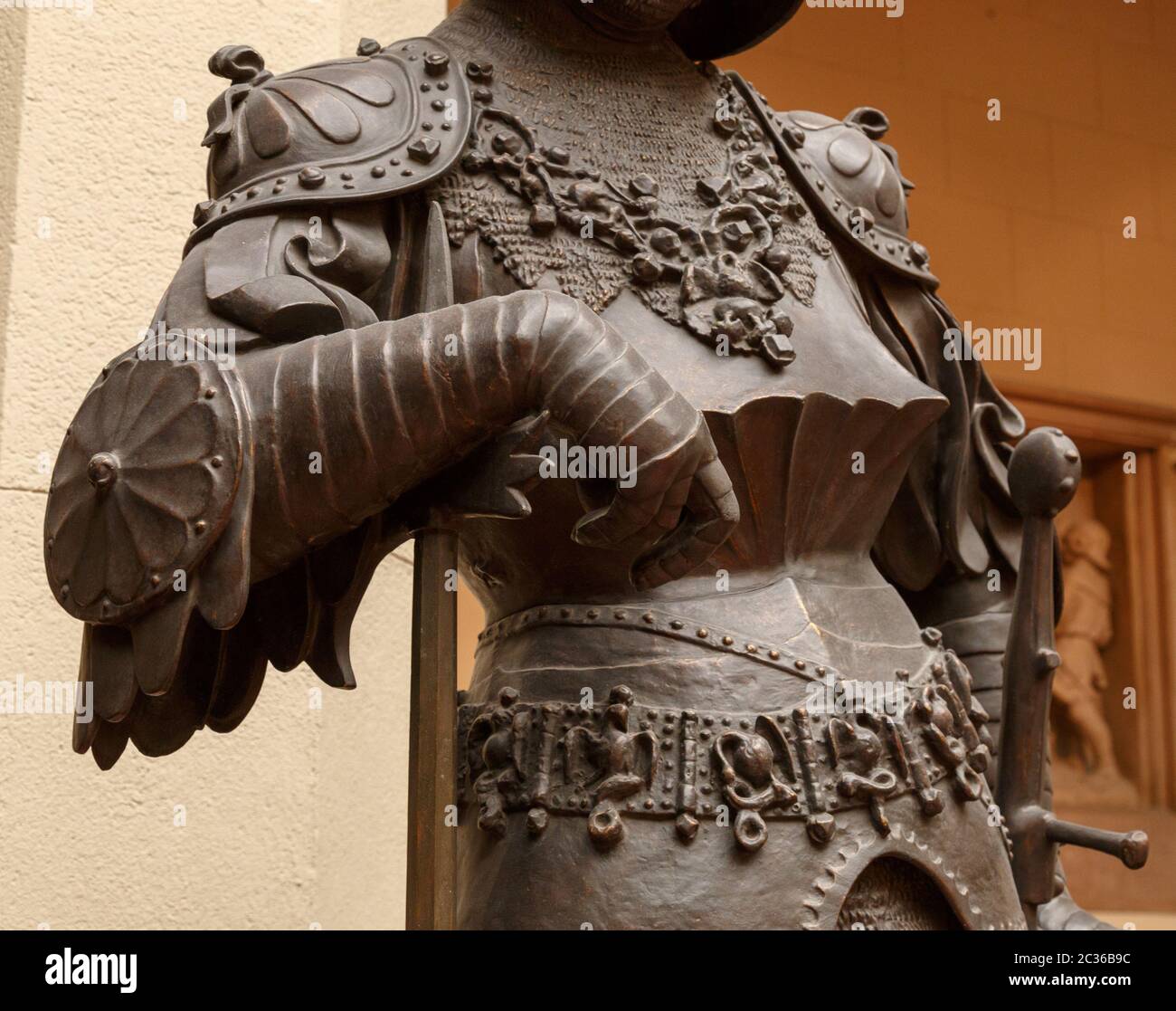 Skulptur von König Arthur alten MetallStatue. Mittelalterliche Ritter Rüstung in voller Größe