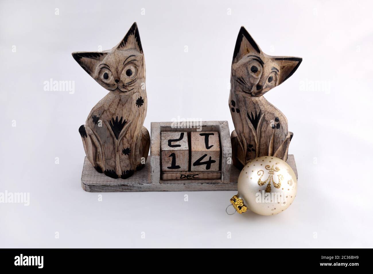 Holzkalender aus Katzenfiguren Stockfoto