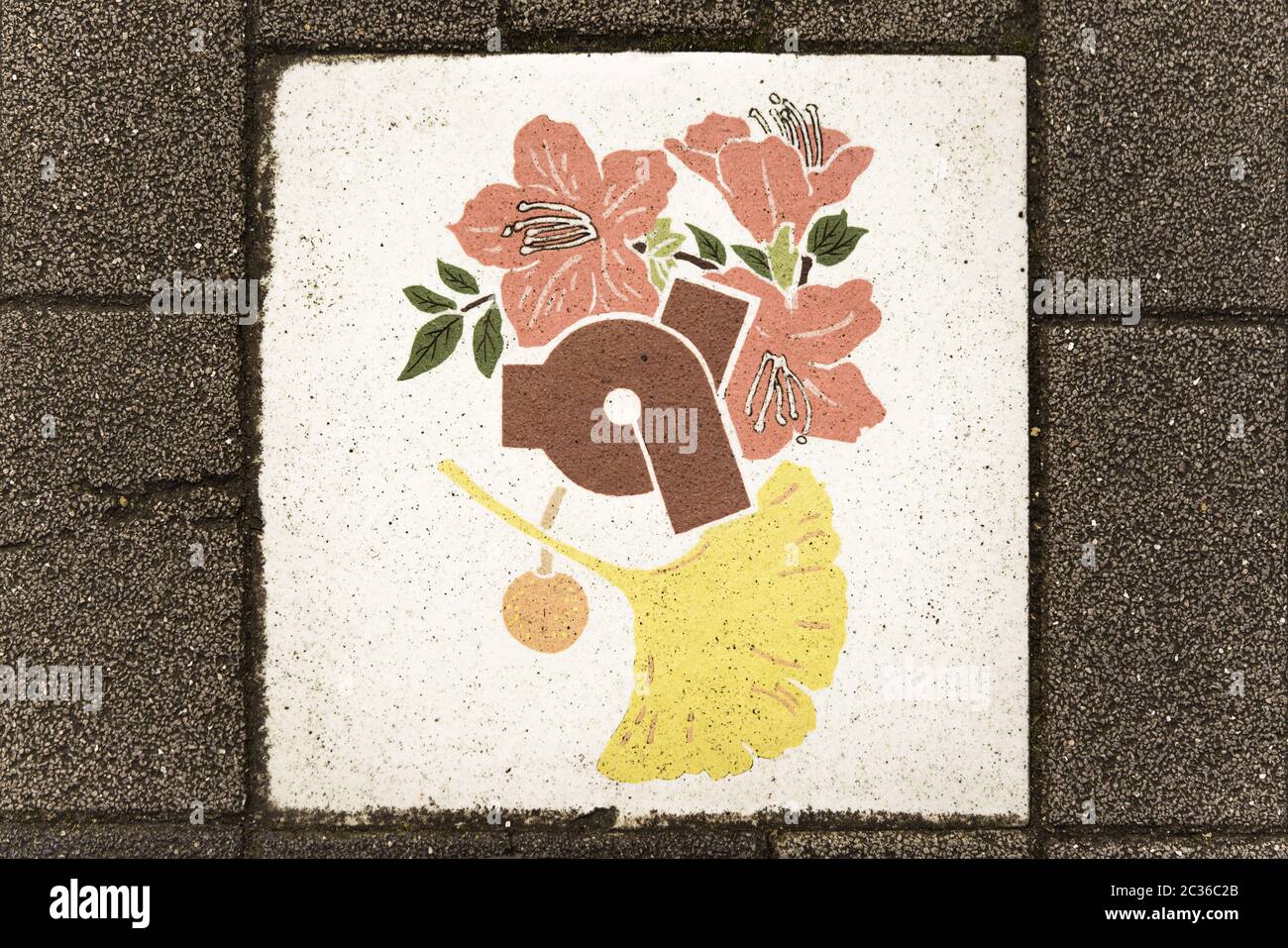 Keramikfliesen mit Kirschblüten, Kirschen und Blättern von Ginkgo Symbol der Stadt Tok geschmückt Stockfoto