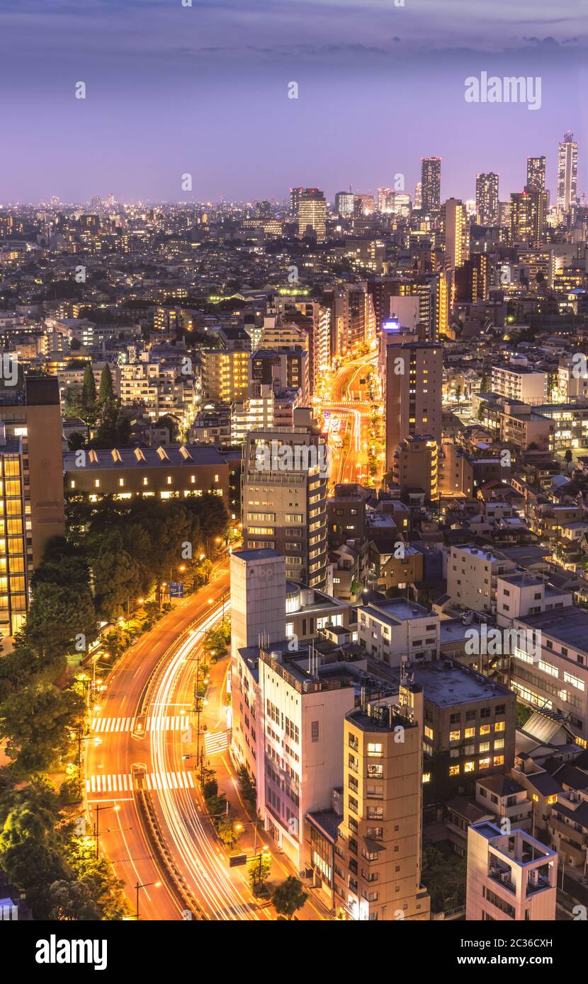 Luftaufnahme von Korakuen beleuchtete Straßen in der Nacht von Tokio mit Ikebukuro Wolkenkratzern im Rücken Stockfoto