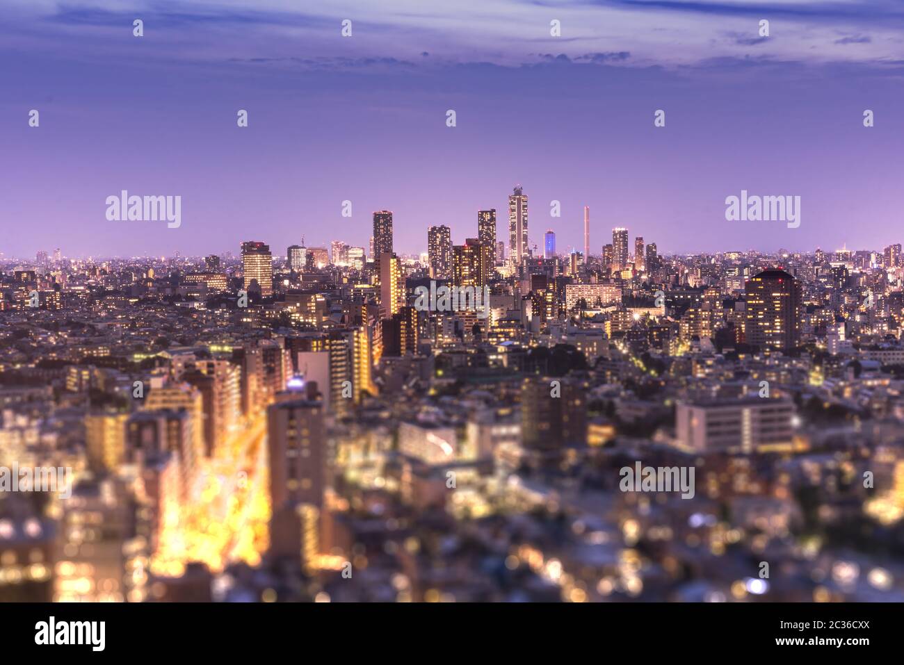 Luftaufnahme der Ikebukuro Wolkenkratzer beleuchtet in der Nacht von Tokio mit Tilt-Shift Bokeh im Vordergrund Stockfoto