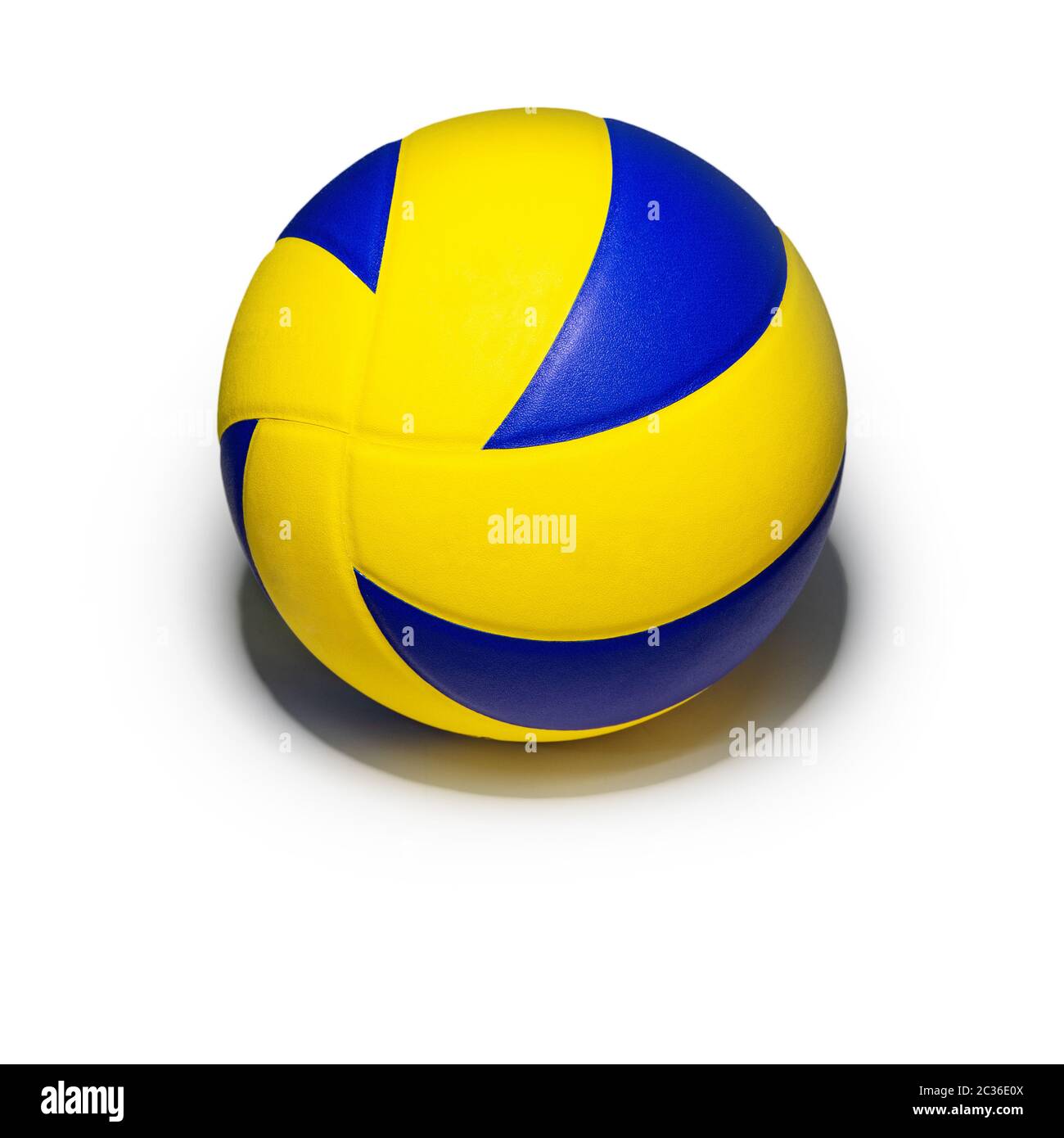 Nahaufnahme der gelb-blauen Volleyballsportausrüstung mit Licht von oben, mit Schatten unten, isoliertem Ledervolleyballobjekt auf einem Quadratklack Stockfoto