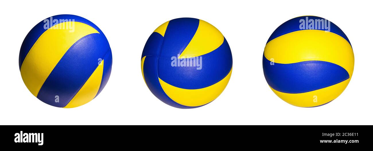 Nahaufnahme von drei gelb-blauen Volleyballsportgeräten mit hell leuchtendem, isoliertem Lederballobjekt auf weißem Hintergrund mit Clipping Stockfoto