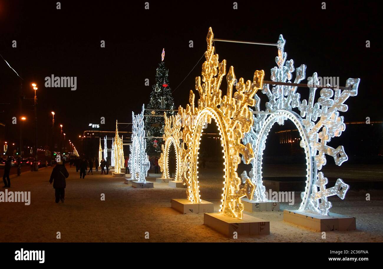 Weihnachtsdekoration der Stadt mit einem glühenden Lichter Stockfoto