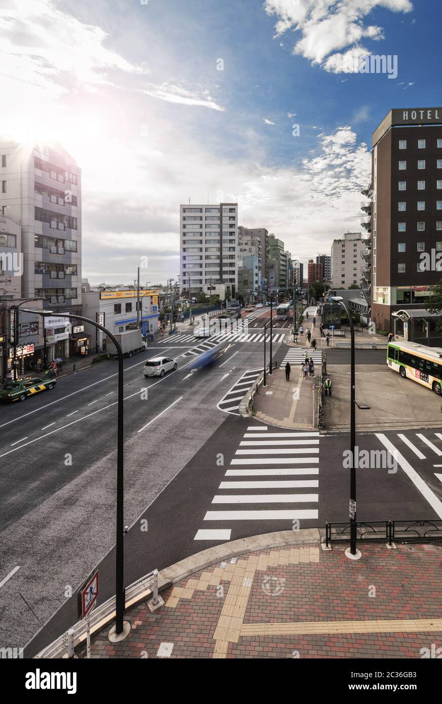 Blick auf den Nordausgang der Komagome Station von der Yamanote Linie mit der Brücke über die Hongo S Stockfoto