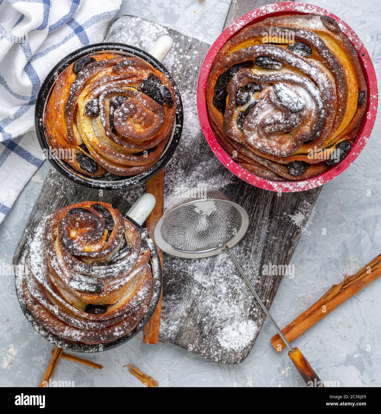 Moderne Hefe-Ostergebäck (Cruffins). Stockfoto