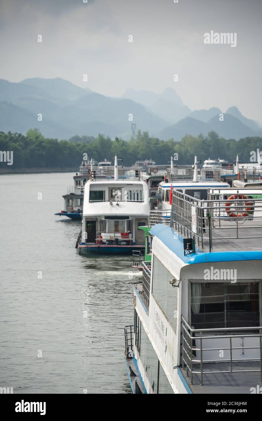 Guilin, China - August 2019: Sightseeing Boote voller Touristen auf einer Reise auf der herrlichen Fluss Li von Guilin nach Yangshuo abfliegen Stockfoto