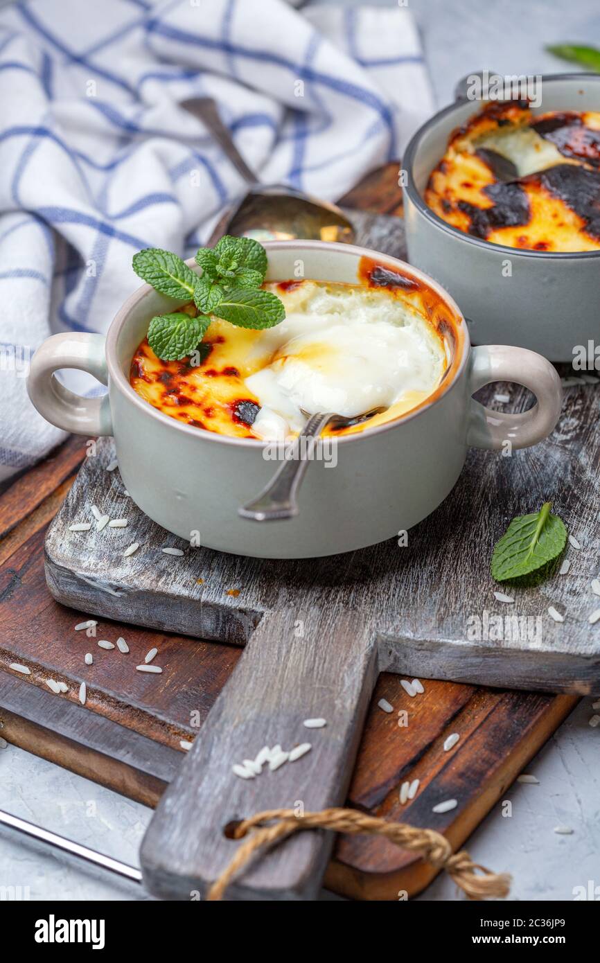 Reis, Milch und Zuckerpudding. Türkische Küche. Stockfoto