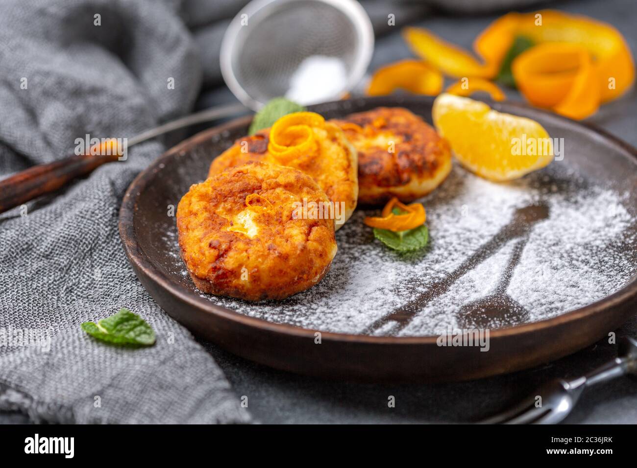 Hausgemachte Hüttenkäse-Pfannkuchen mit Orangenschale. Stockfoto