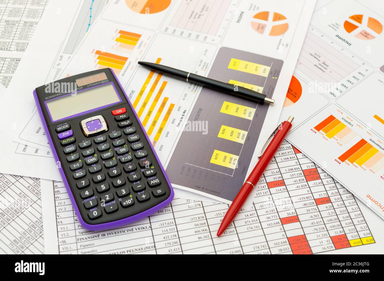 Taschenrechner und Bleistift auf dem Papier mit finanziellen graph Stockfoto