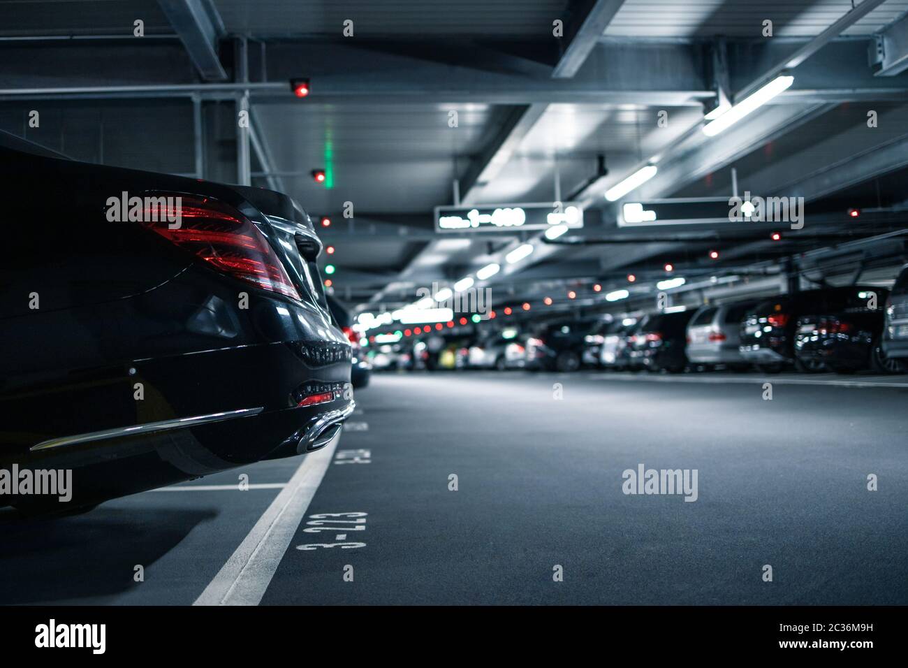 Tiefgarage oder modernen Parkplatz mit vielen Fahrzeugen Stockfoto