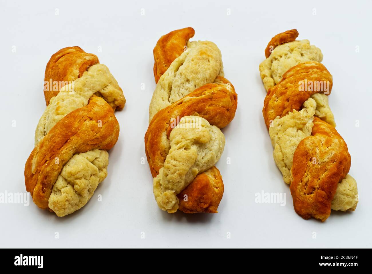 Frisch gebackenes zweifarbiges Brot isoliert auf weißem Hintergrund frisch gebackenes zweifarbiges Brot isoliert auf weißem Hintergrund Stockfoto