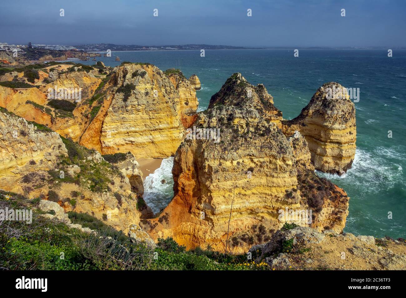 Felsklippen und Wellen in Portugal Stockfoto