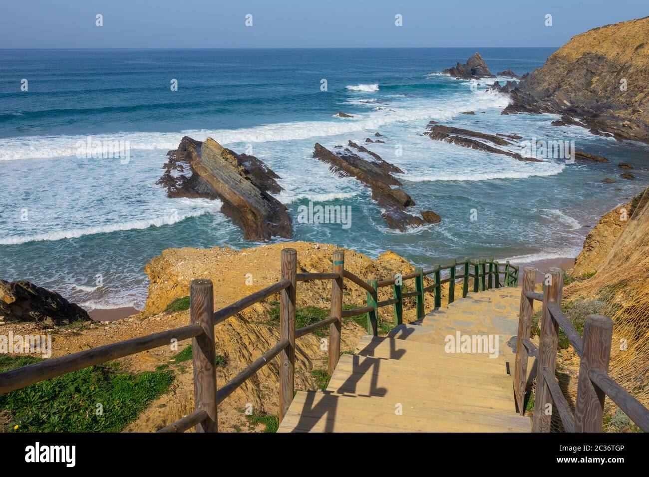 Treppe zum Strand an der Küste der Algarve in Portugal Stockfoto