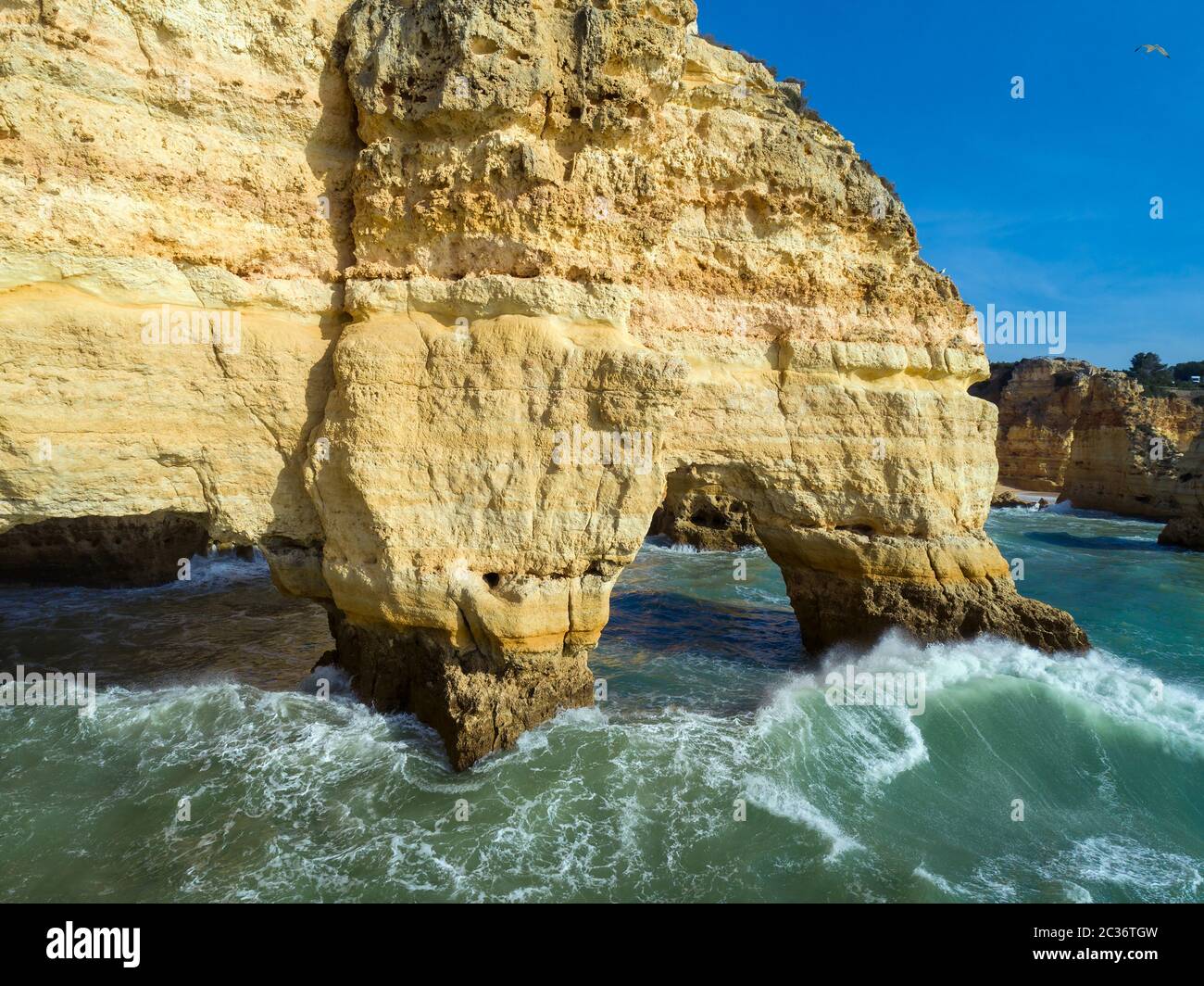 Felsklippen und Wellen an der Algarve Stockfoto