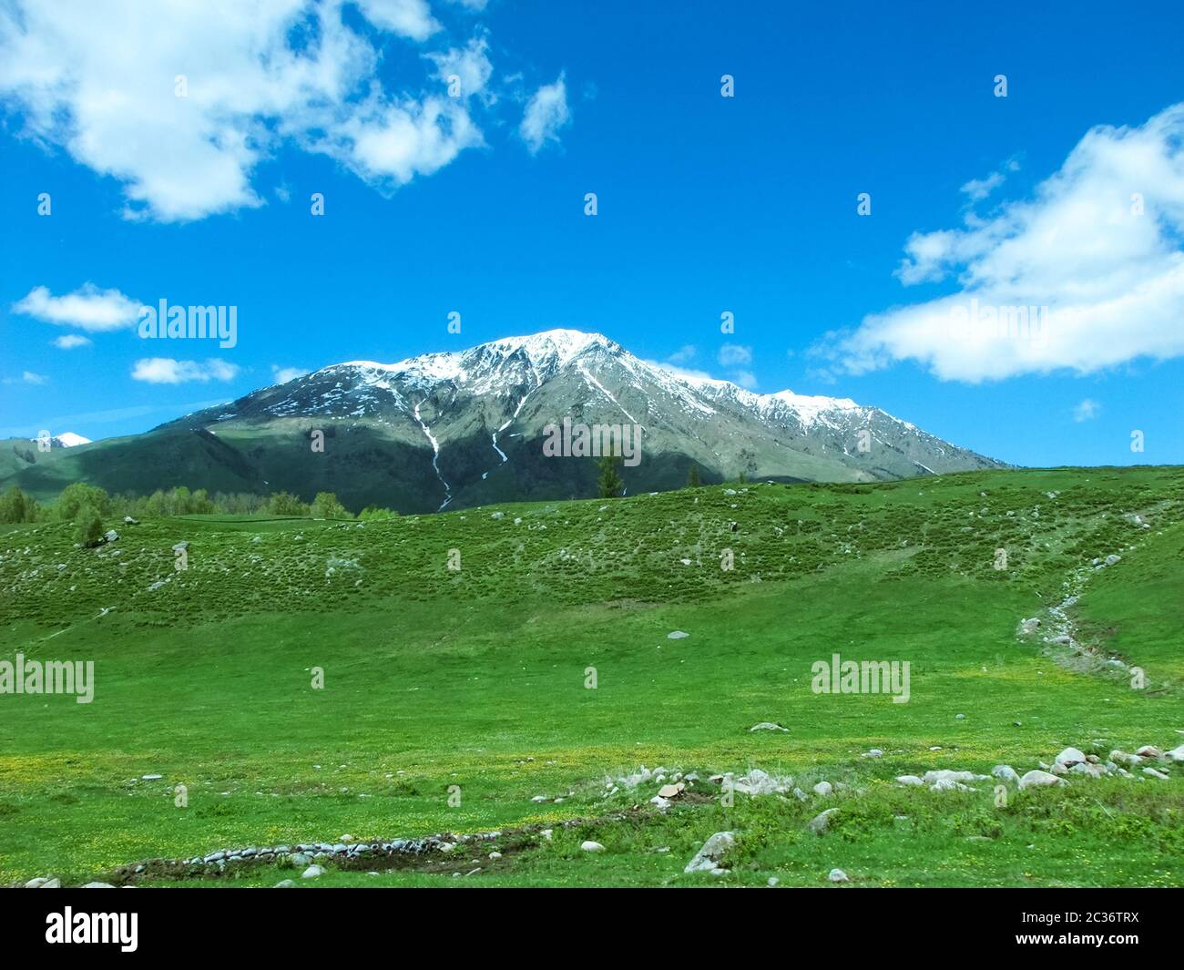 Landschaftlich schöne Aussicht auf Altay Bergkette von Hemu Village, einem kleinen Dorf mit schöner Berglandschaft in Xinjiang China. Stockfoto