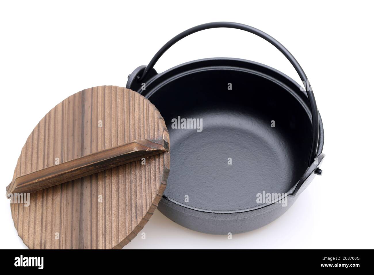 Japanische Geschirr, Eisen Nabe für heiße Küche mit Holz lidã € Stockfoto