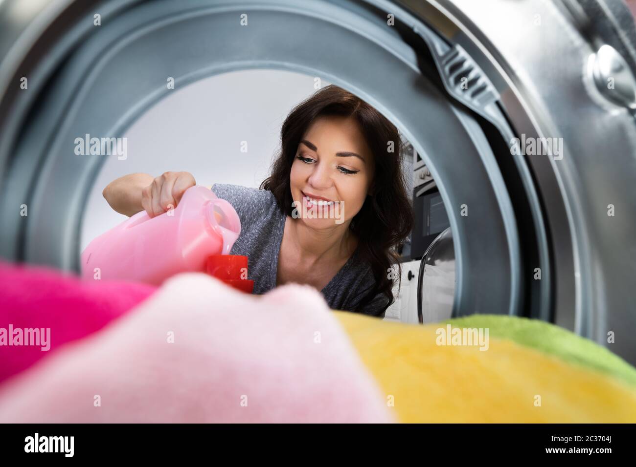 Frau Wäsche Waschen Mit Waschmaschine Und Waschseife Stockfoto