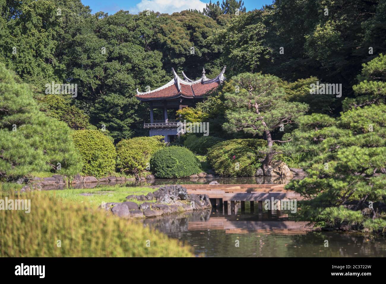 Taiwan Pavillon Kyu-Goryo-Tei (旧御涼亭) mit Blick auf den oberen Teich und umgeben von Kiefer und Ahorn Stockfoto