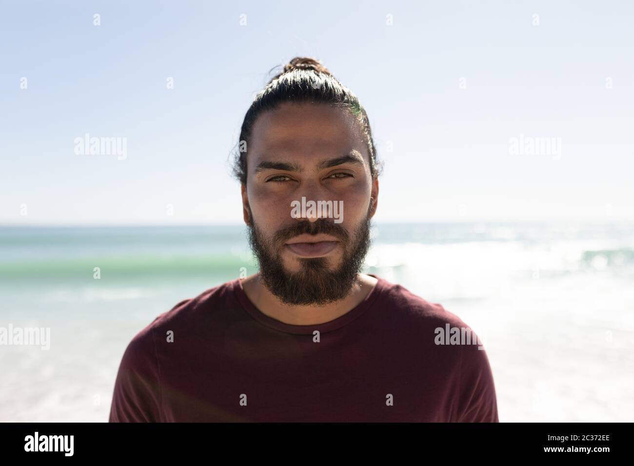 Junge Mischling Mann Porträt am Strand Stockfoto