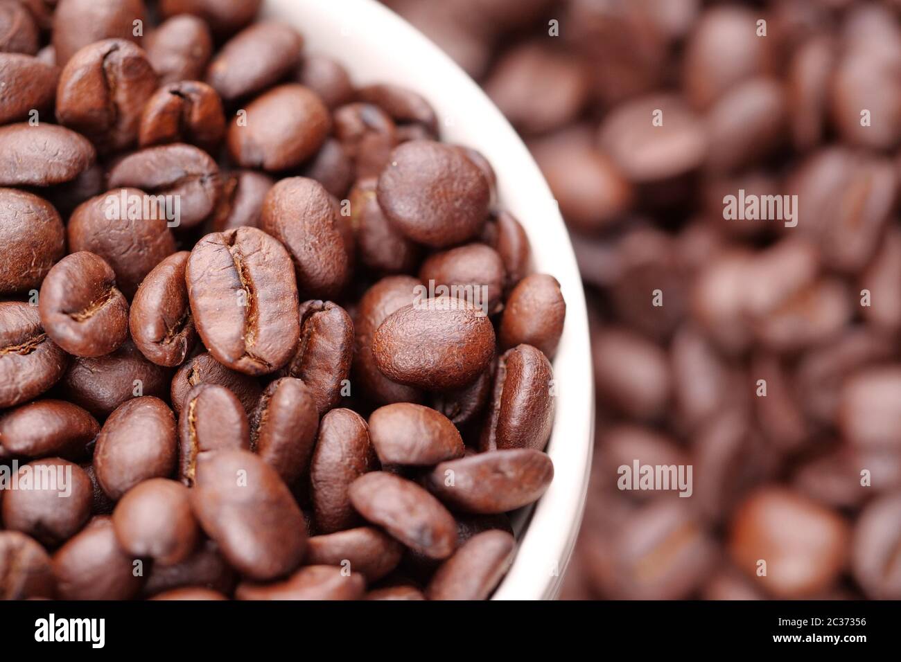 Geröstete Kaffeebohnen in einer Kaffeetasse Stockfoto