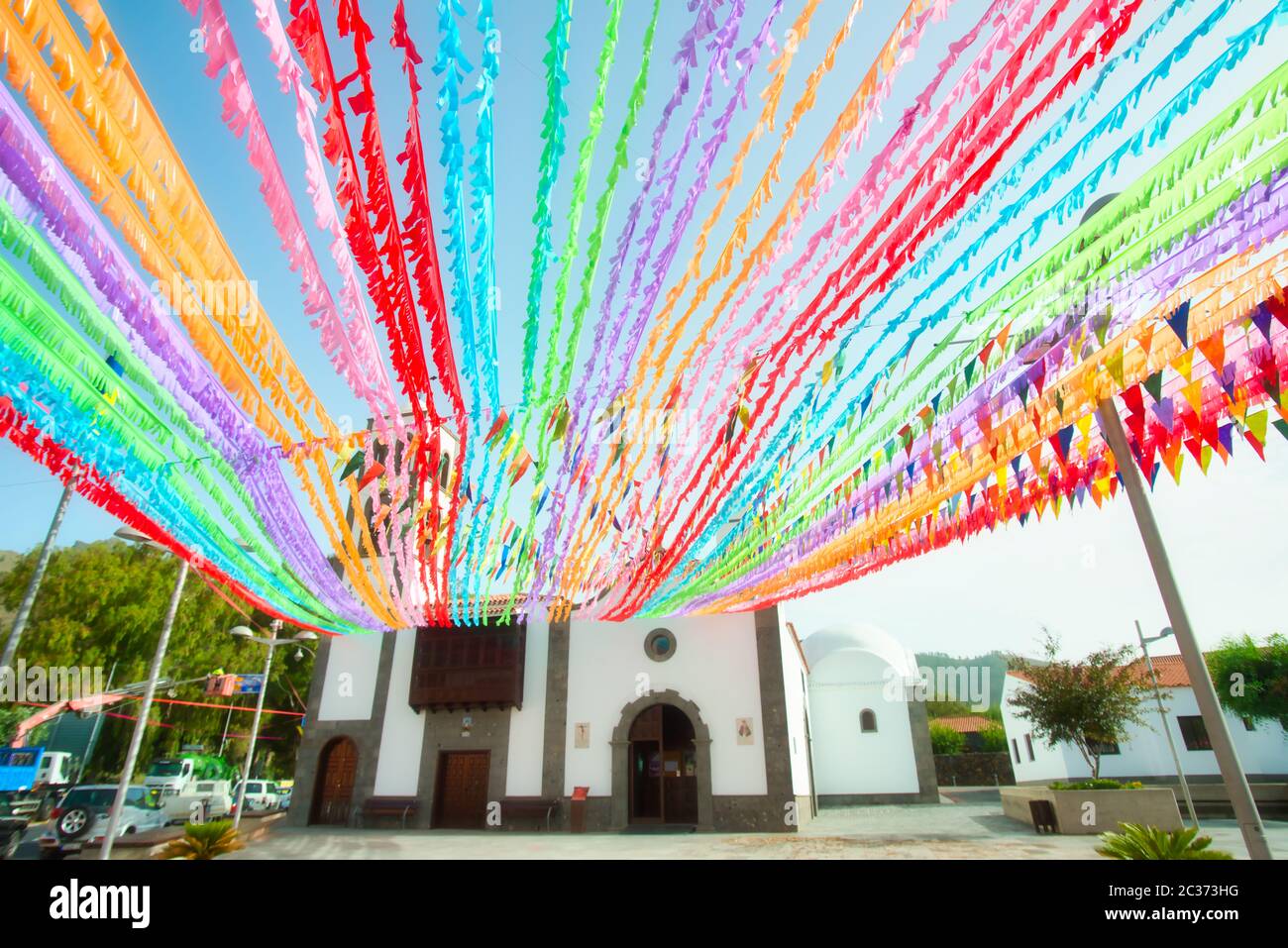 Farbige Fahnen Dekoration für christliche Feiertag katholische Kirche  Stockfotografie - Alamy