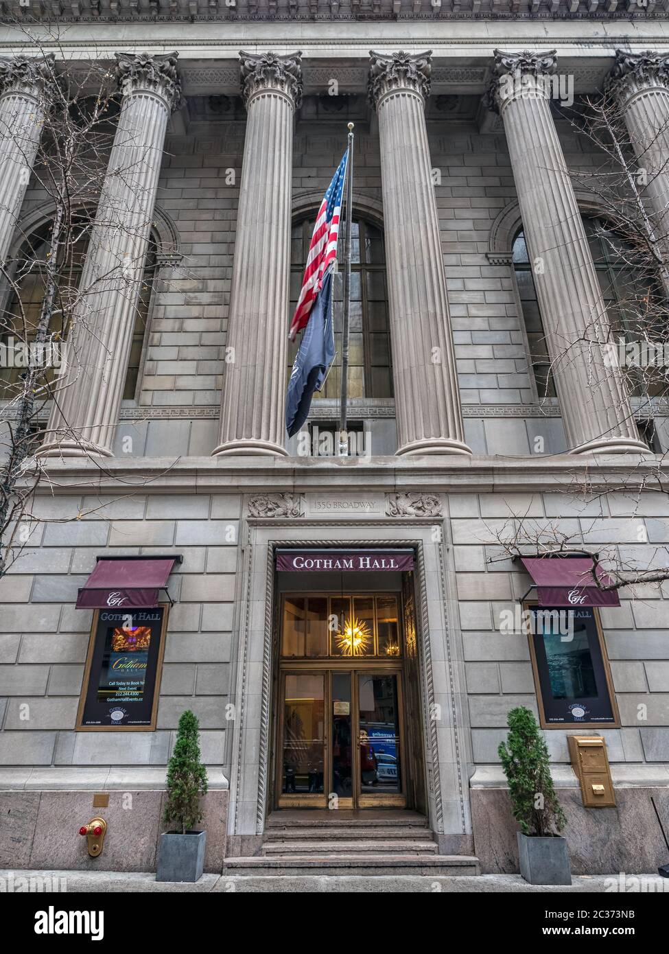 NEW YORK, USA - 18. NOVEMBER 2019: Die imposante Fassade der Gotham Hall am Broadway Stockfoto