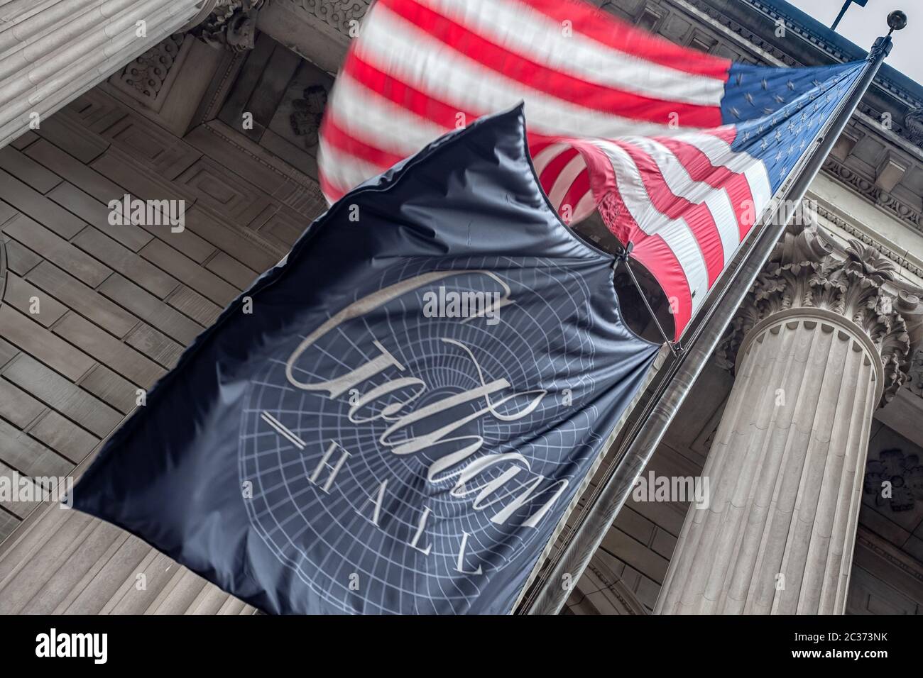 NEW YORK, USA - 18. NOVEMBER 2019: Bannerschild vor Gotham Hall Stockfoto