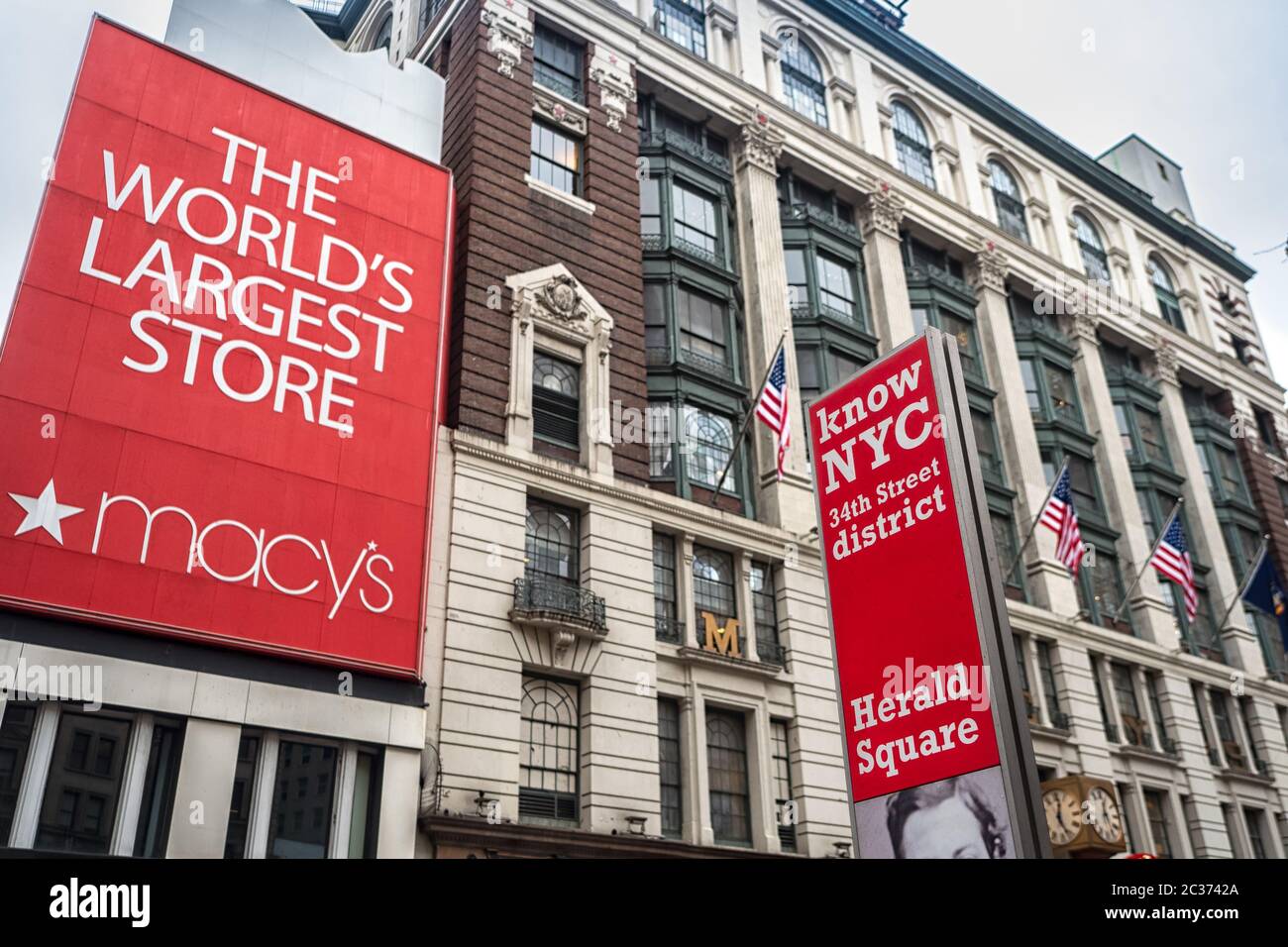 NEW YORK, USA: Bannerschilder für Macey's Store und 34th Street District - der größte Laden der Welt Stockfoto
