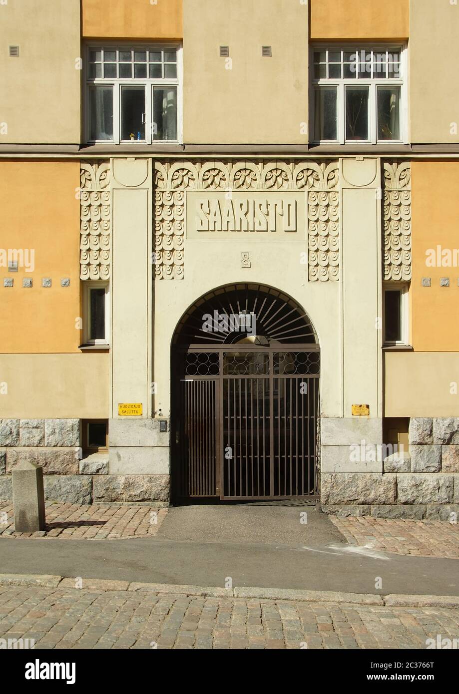 Eingang zu einem Gebäude im Jugendstil in einer Straße in Helsinki Stockfoto