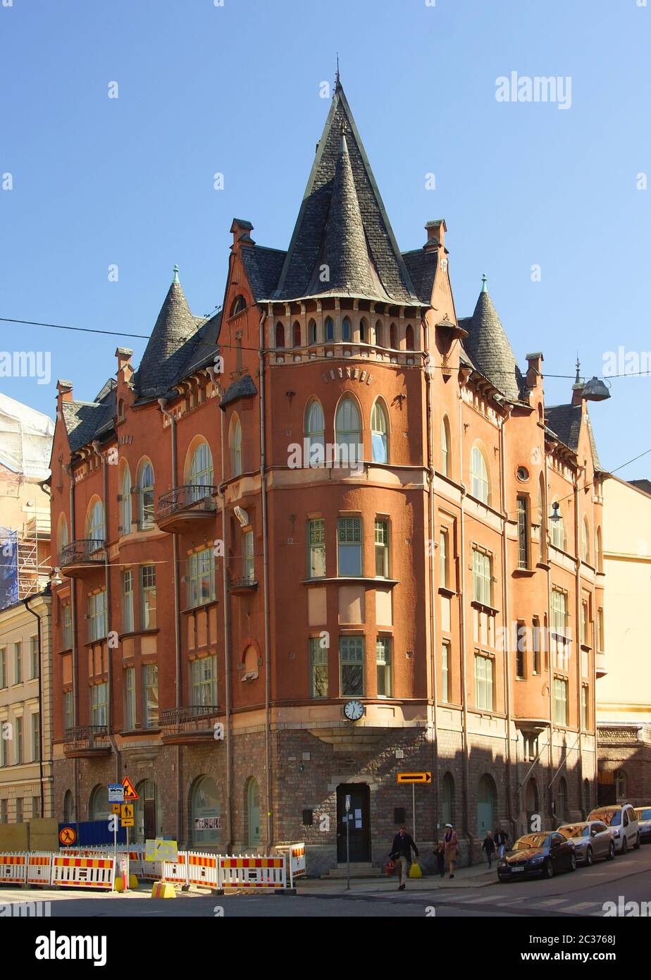 Jugendstil-Eckgebäude an einer Straße in Helsinki Stockfoto