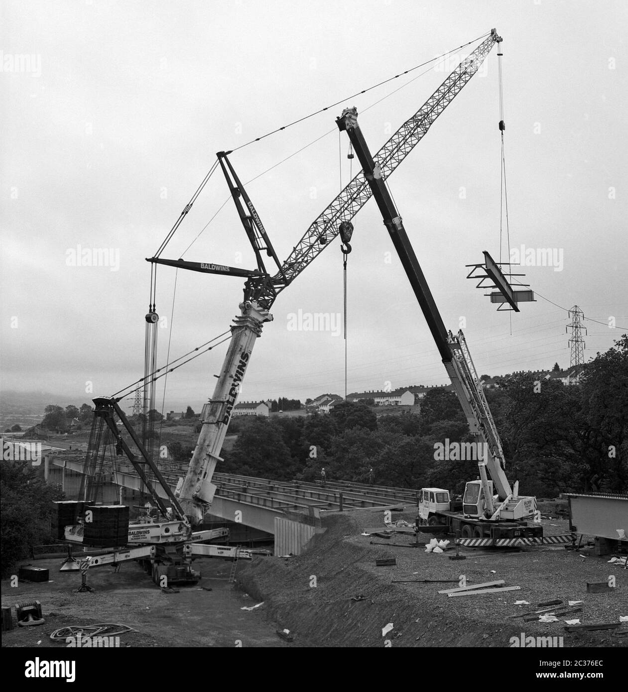 Der Bau eines Straßenviadukts, auf der Umgehungsstraße Merthyr Tydfil, Südwales, Großbritannien, im Jahr 1996 Stockfoto