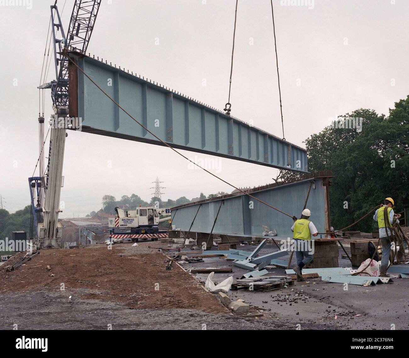 Der Bau eines Straßenviadukts, auf der Umgehungsstraße Merthyr Tydfil, Südwales, Großbritannien, im Jahr 1996 Stockfoto