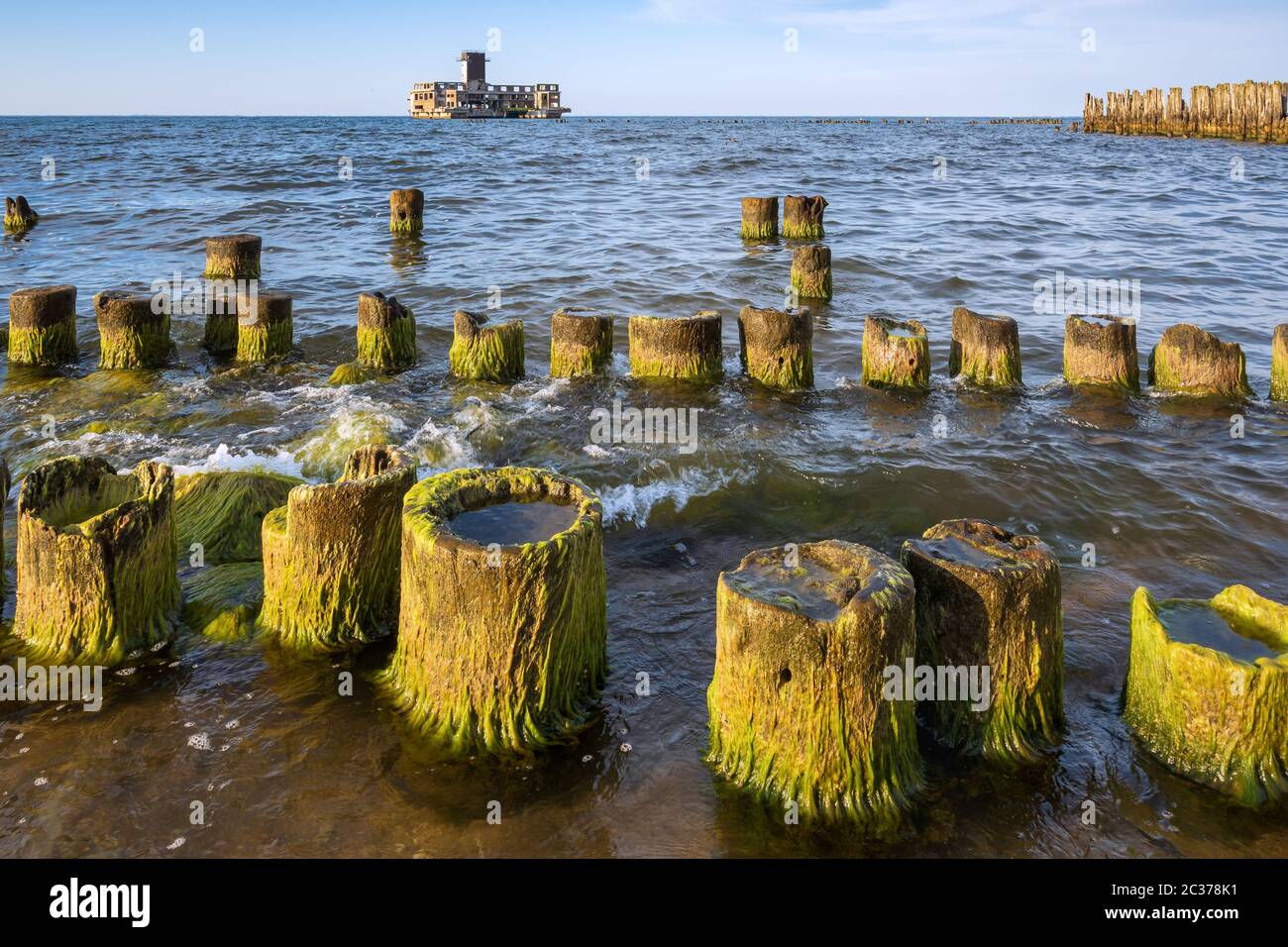 Wellenbrecher an der Ostsee. Die alte Torpedos-Station in Babie Doly. Polen, Europa. Stockfoto