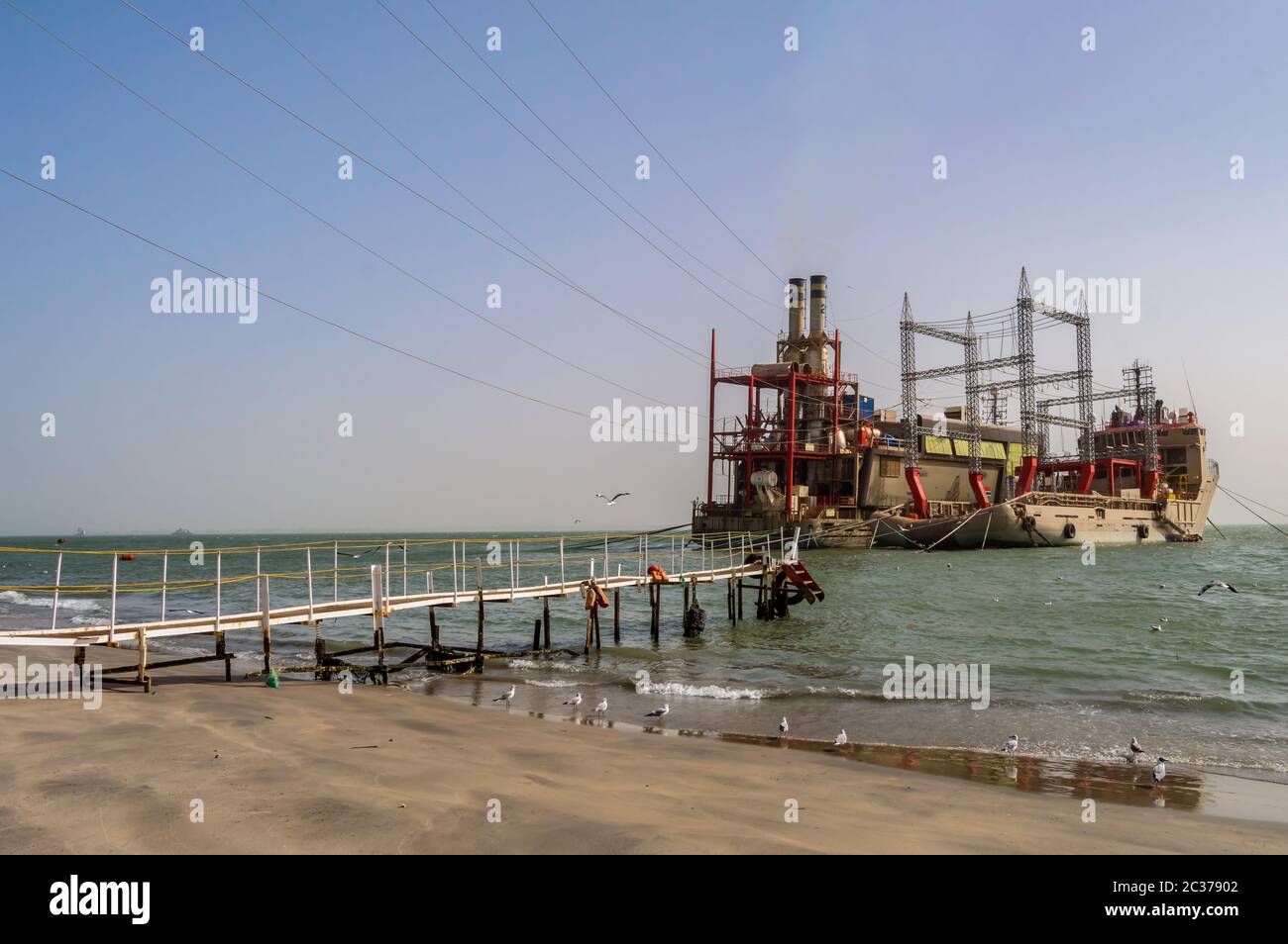 GAMBIA, BIJILO - 07. Januar 2020: Kraftwerk auf festlegestellen Booten in der Nähe von Banjul Stockfoto