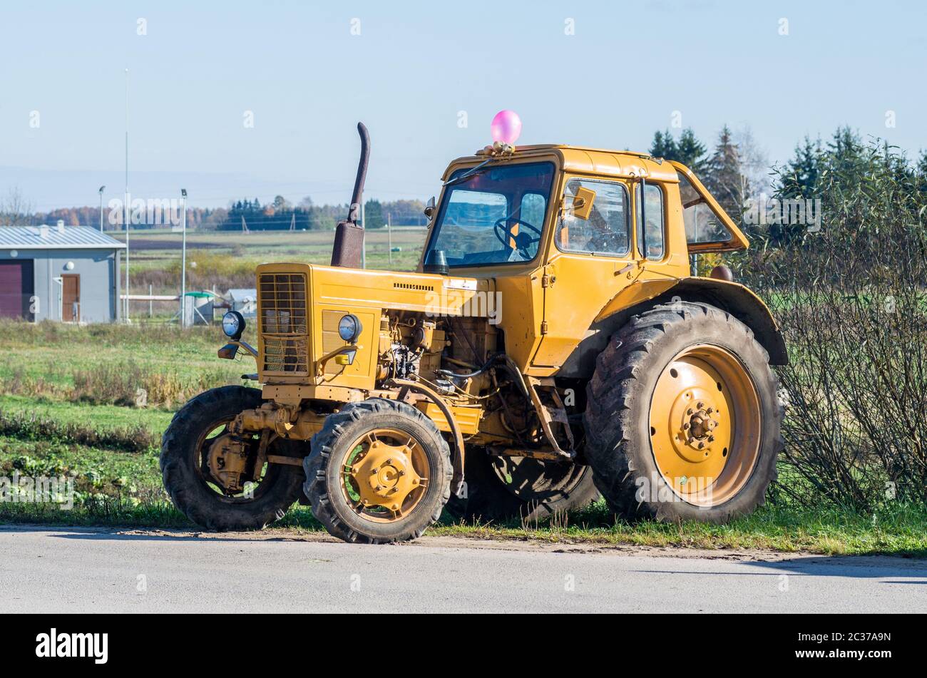 Gelbe Farbe russische Oldtimer-Traktor, Nahaufnahme Stockfoto