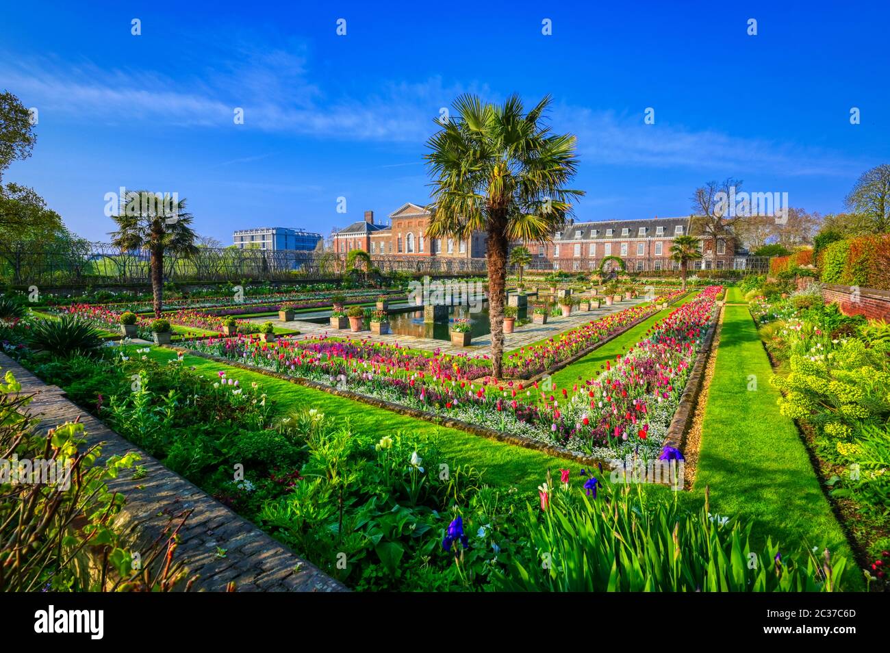 Kensington Palace Gardens an einem Frühlingsmorgen im Zentrum von London, Großbritannien Stockfoto