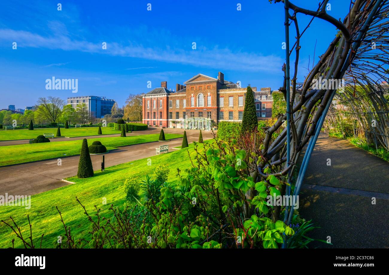 Kensington Palace Gardens an einem Frühlingsmorgen im Zentrum von London, Großbritannien Stockfoto