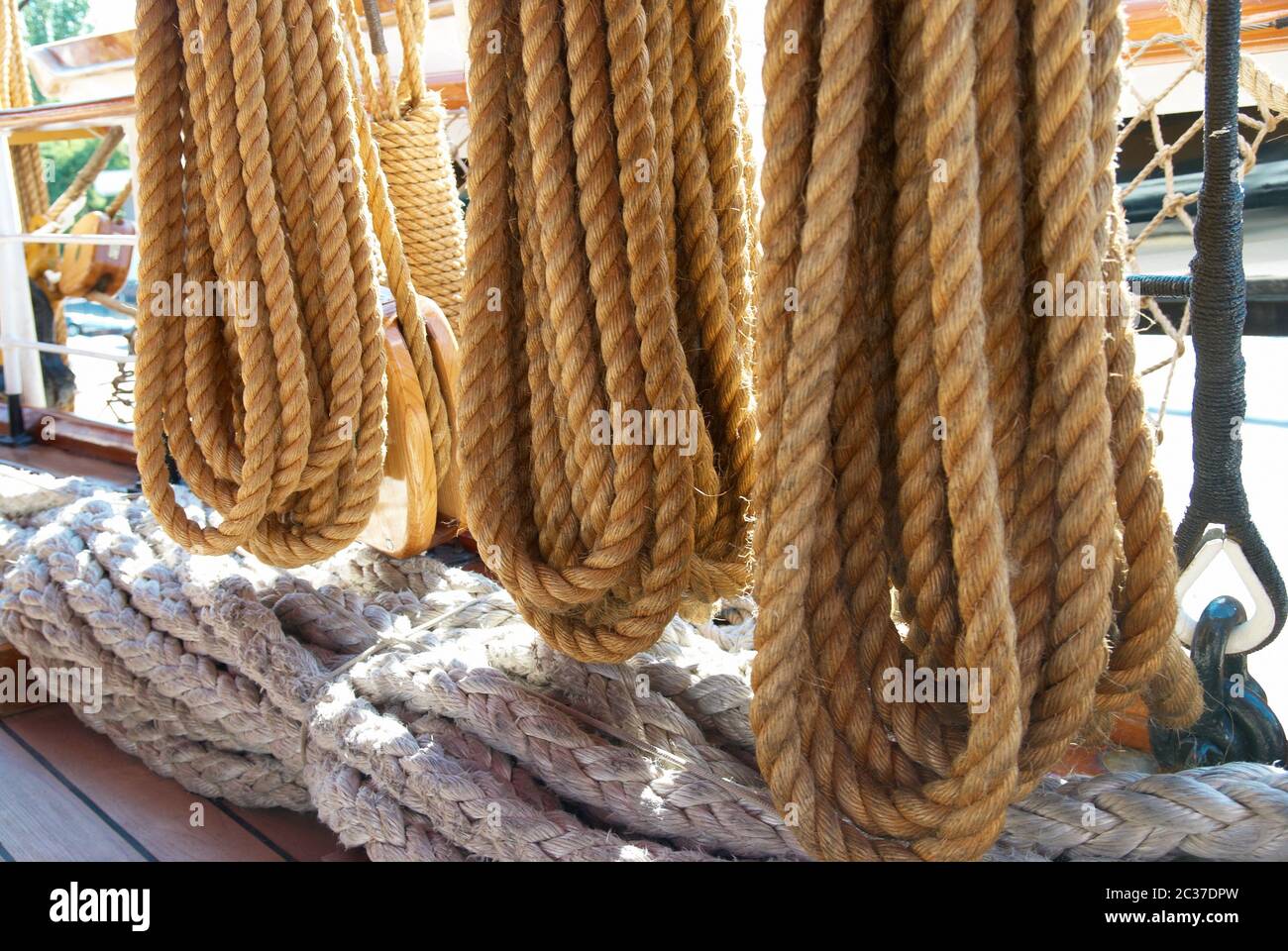 Seile und Taue-Marine Takelungausrüstung. Stockfoto