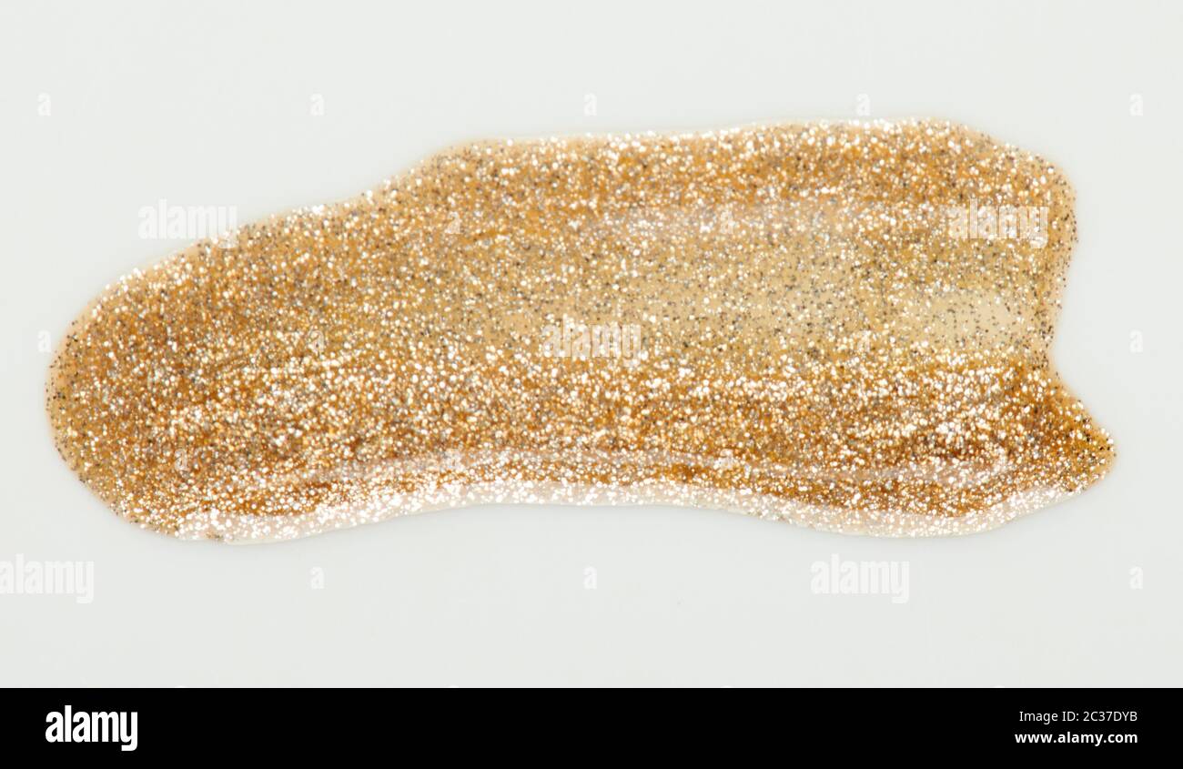 Funkeln Goldfarbe malen Strich isoliert auf weißem Hintergrund Nahaufnahme Stockfoto