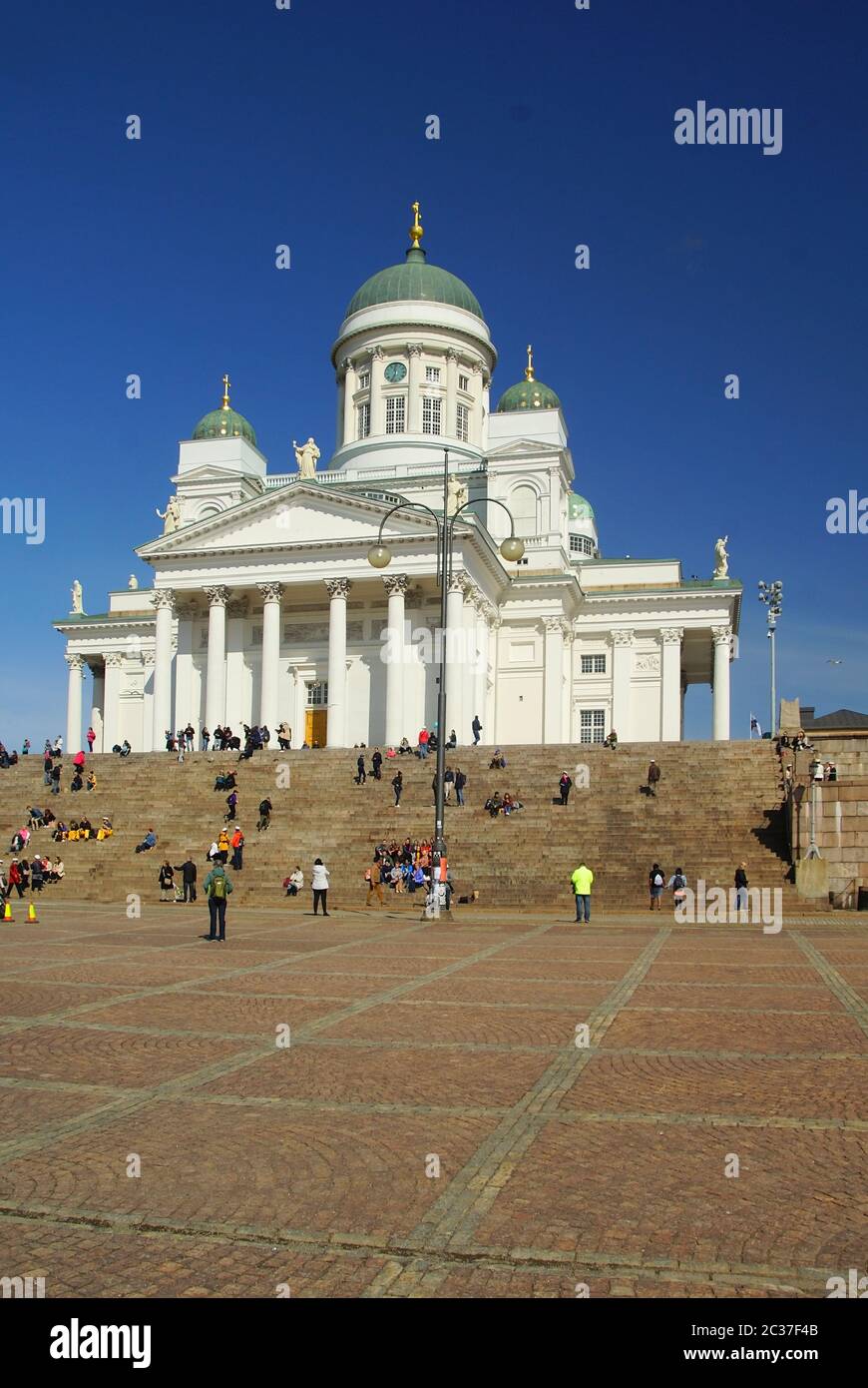 Mai sonniger Tag und Kathedrale von Helsinki Stockfoto