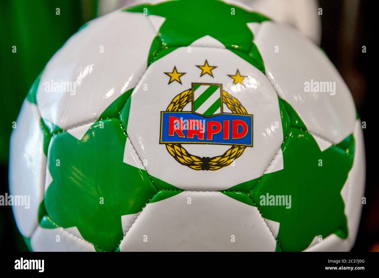 Besuch des FC Rapid Wien Fanshops Stockfotografie - Alamy