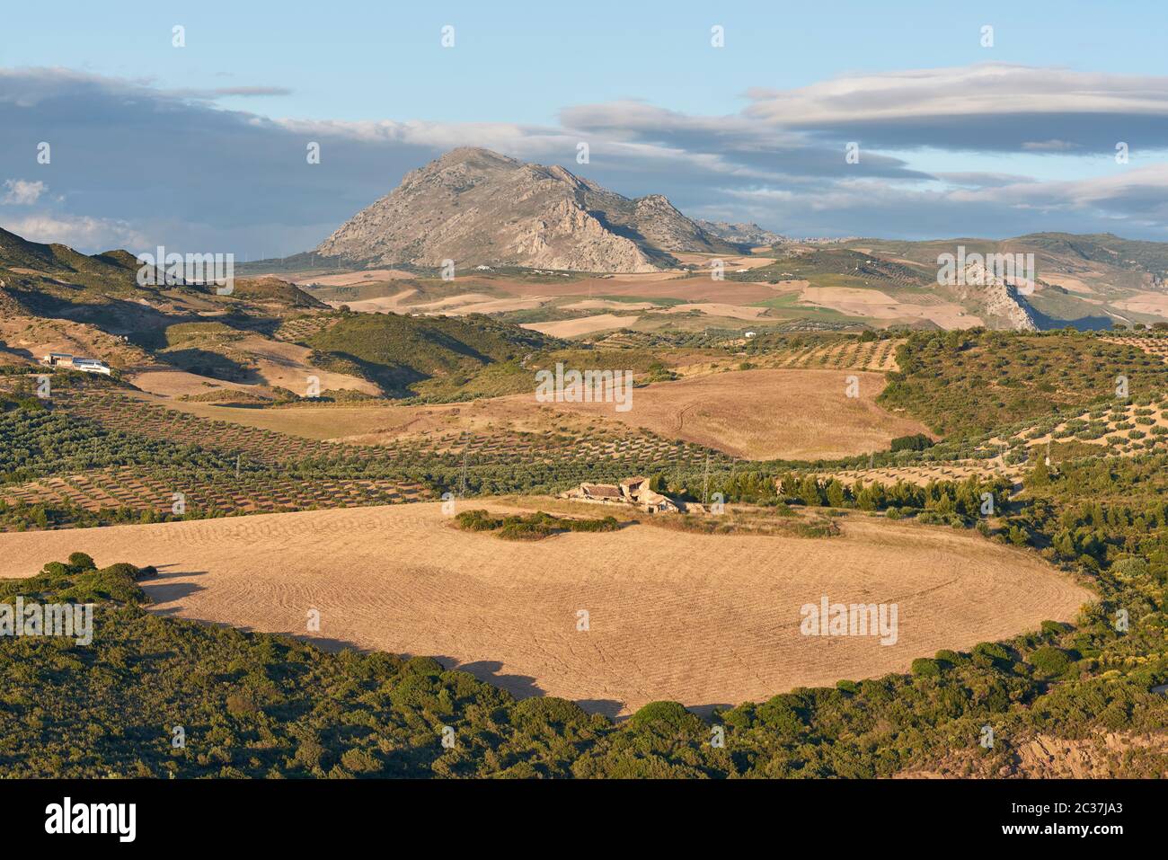 Westwand des Torcal de Antequera und Abdalajis Tal in Malaga. Spanien Stockfoto