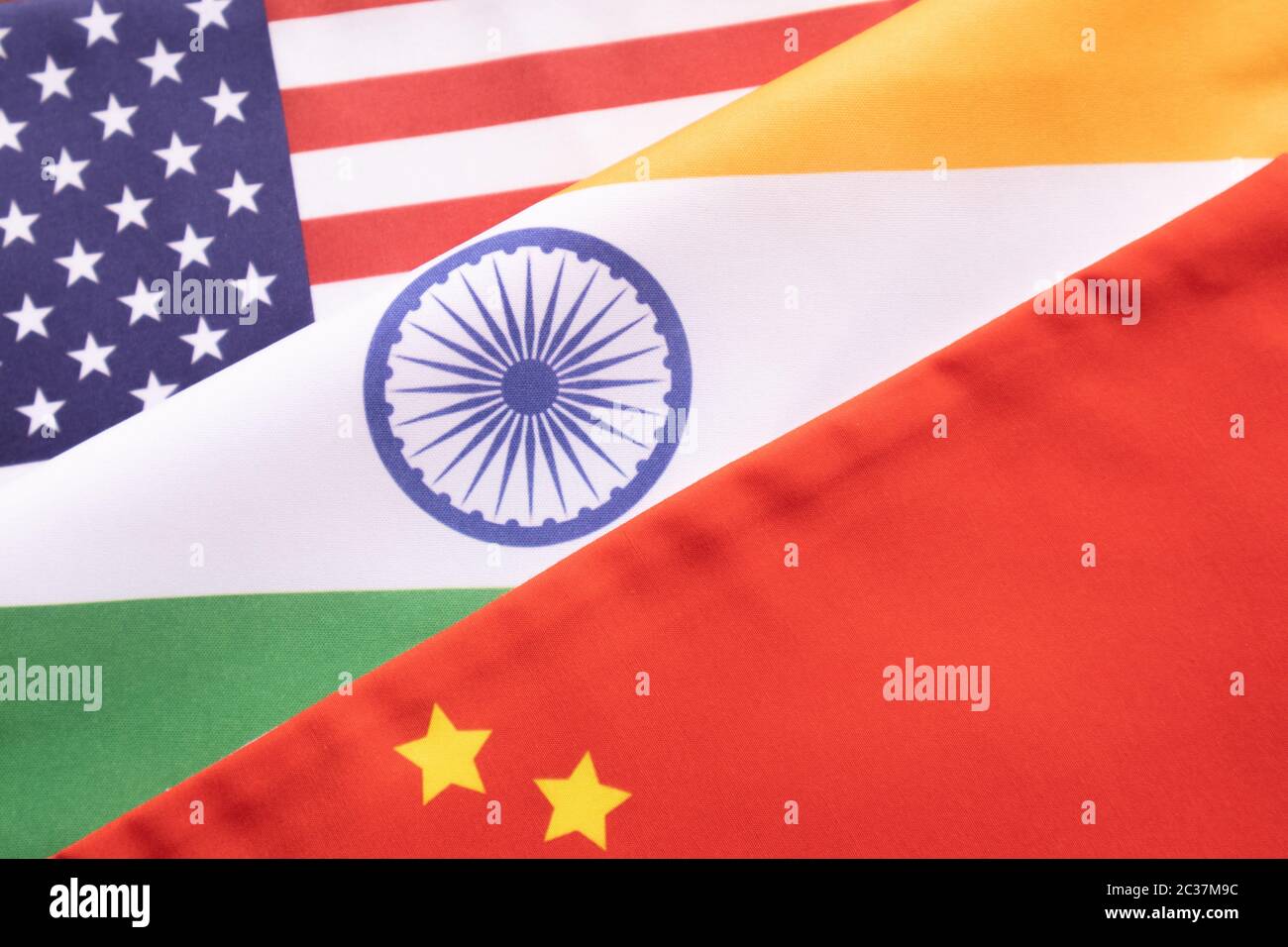 Konzept der Beziehungen zwischen Indien, den USA und China mit Flaggen. Stockfoto